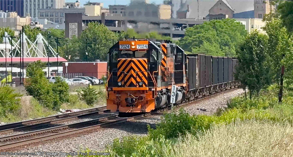 WE 7024 now shoves the empties back toward the Wheeling.